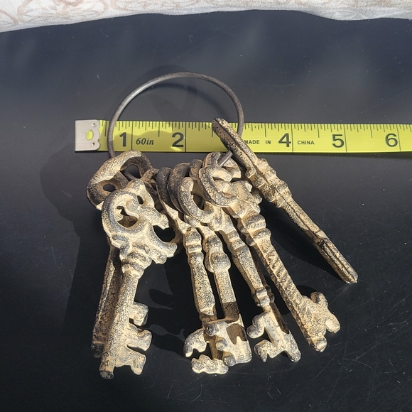 Antique Set of 7 Unique Skeleton Keys - Picture 15 of 16